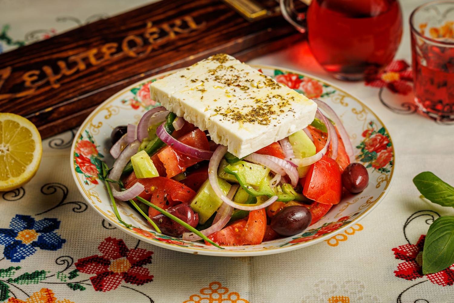 Σαλάτα χωριάτικη με ντομάτα, αγγούρι, πιπεριές, φέτα και ελιές — Ζεμπερέκι